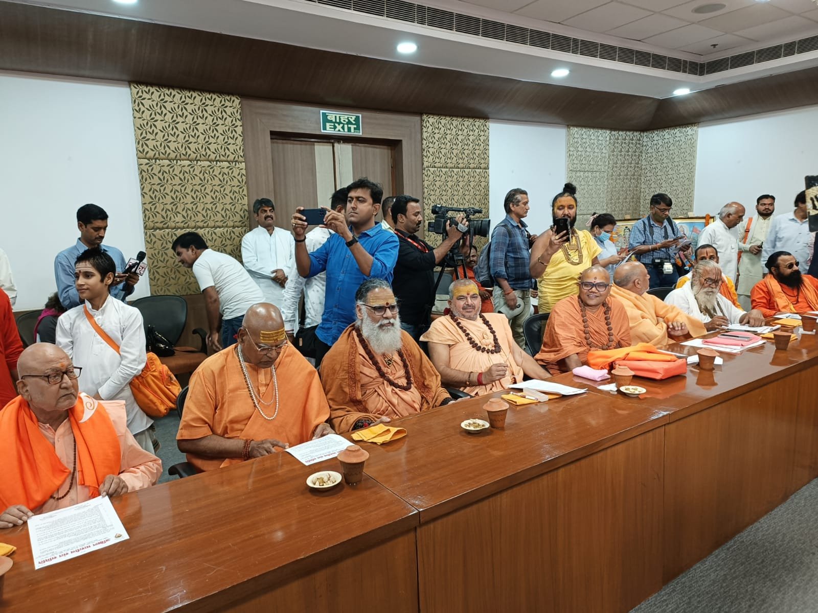 अखिल भारतीय संत समिति की बैठक हुई जिसमें राष्ट्रीय/ अंतर्राष्ट्रीय विषयों पर हिंदू राष्ट्र निर्माण लक्ष्य 
