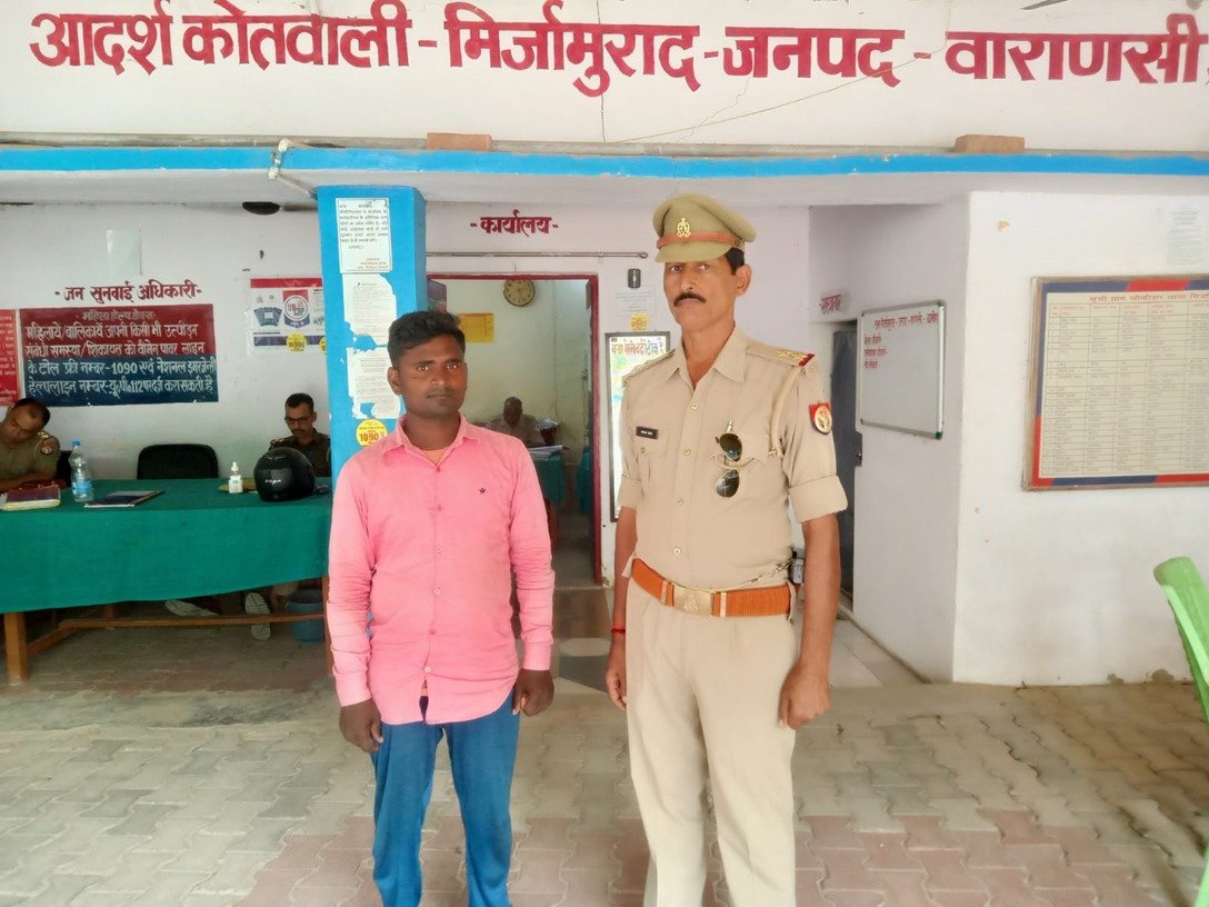 मिर्जामुराद पुलिस ने लड़कियों को अश्लील व छींटाकशी करने वाले युवक को किया गिरफ्तार