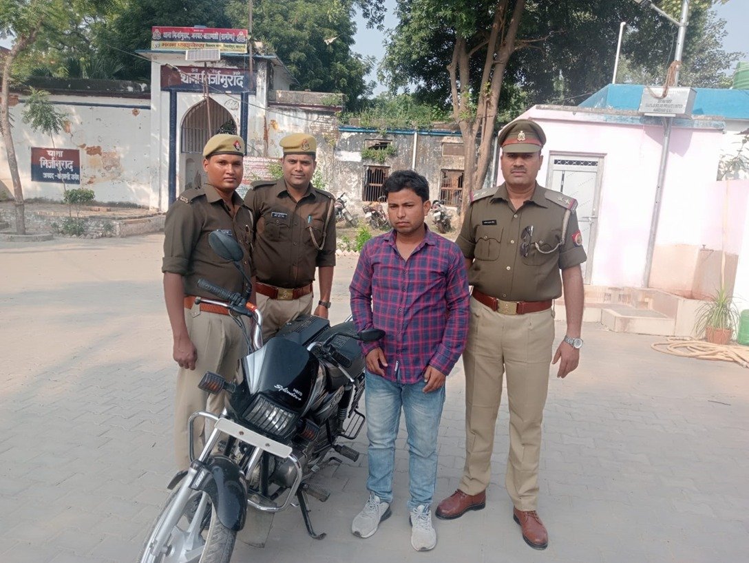 मिर्जामुराद पुलिस टीम ने चेकिंग के दौरान वाहन चोर को किया गिरफ्तार 