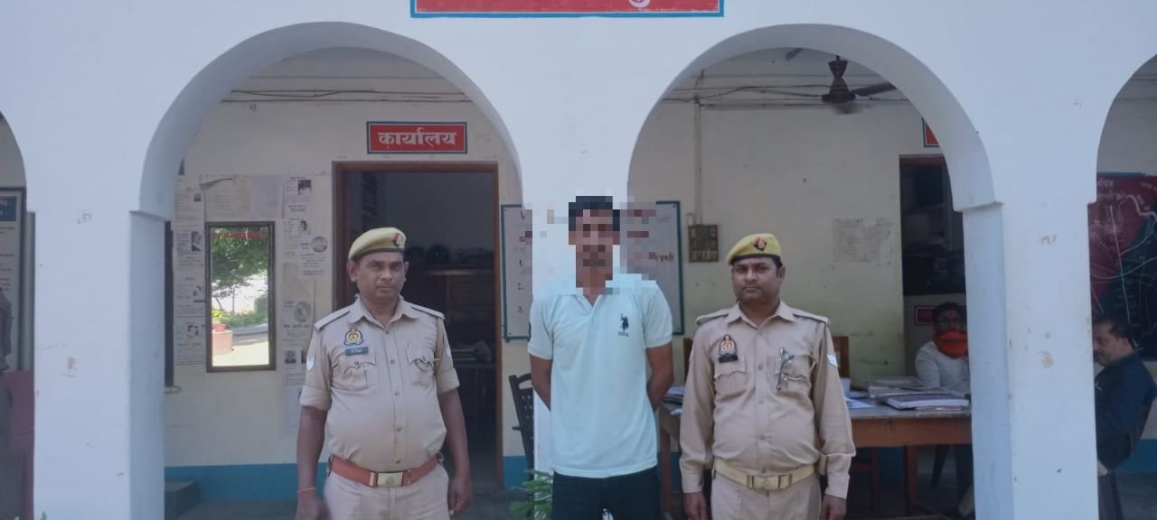 चोलापुर पुलिस टीम द्वारा 1 अदद नाजायज कट्टा 315 बोर व एक अदद कारतूस .303 बोर के साथ हिस्ट्रीशीटर अभियुक्त स्वतंत्र सिंह उर्फ ताड़क गिरफ्तार*