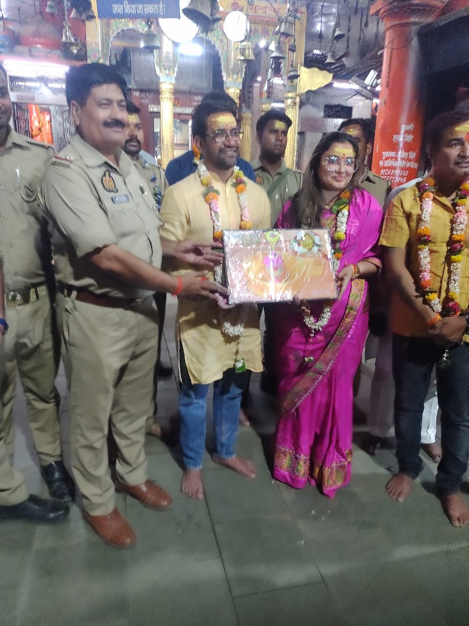 सांसद दिनेश लाल यादव उर्फ निरहु के साथ आम्रपाली दुबे कैथी मन्दिर में पूजा अर्चना की