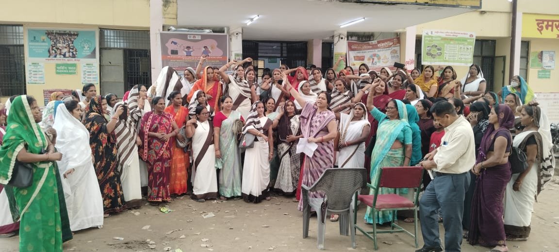 आशा व आशा संगीनियों ने मानदेय बढ़ाने के लिए अधीक्षक को दिया  ज्ञापन
