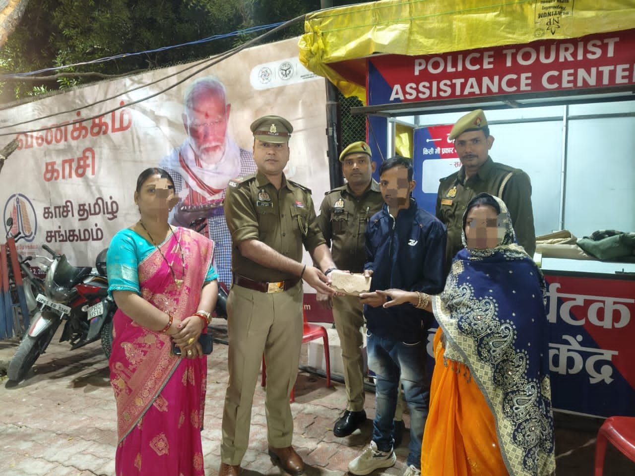 पर्यटक पुलिस में लौटाया यात्री का खोया हुआ सामान