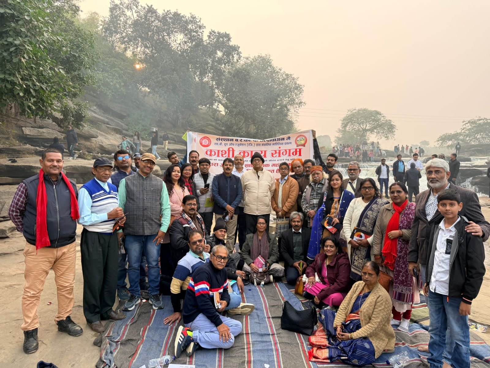  प्रकृति की गोद(विण्डम फाल) में काशी काव्य संगम गोष्ठी का हुआ आयोजन 