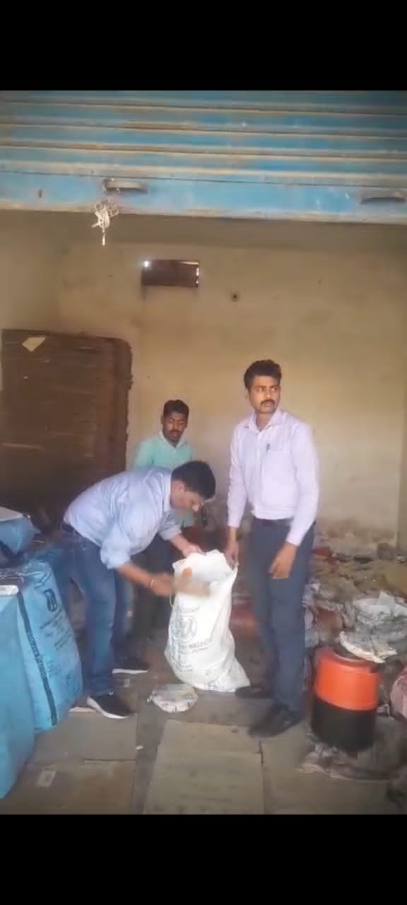 खाद्य सुरक्षा की जांच टीम ने भंडारित क्रीम का लिया नमूना,खराब आलू पापड़ को कराया विनष्ट