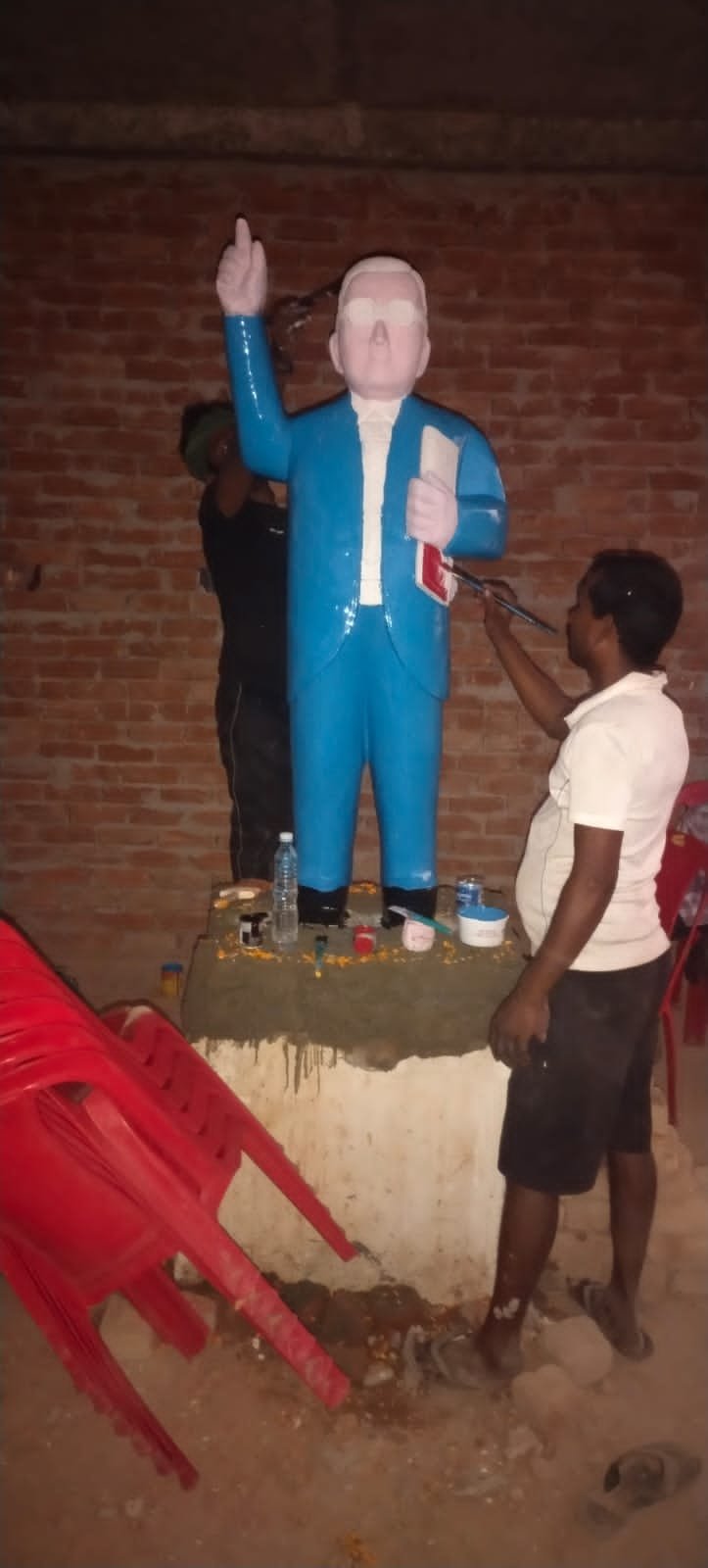 अंबेडकर प्रतिमा क्षतिग्रस्त होने से मचा हड़कंप,पुलिस ने नई मूर्ति लगवाकर कराया माहौल शांत
