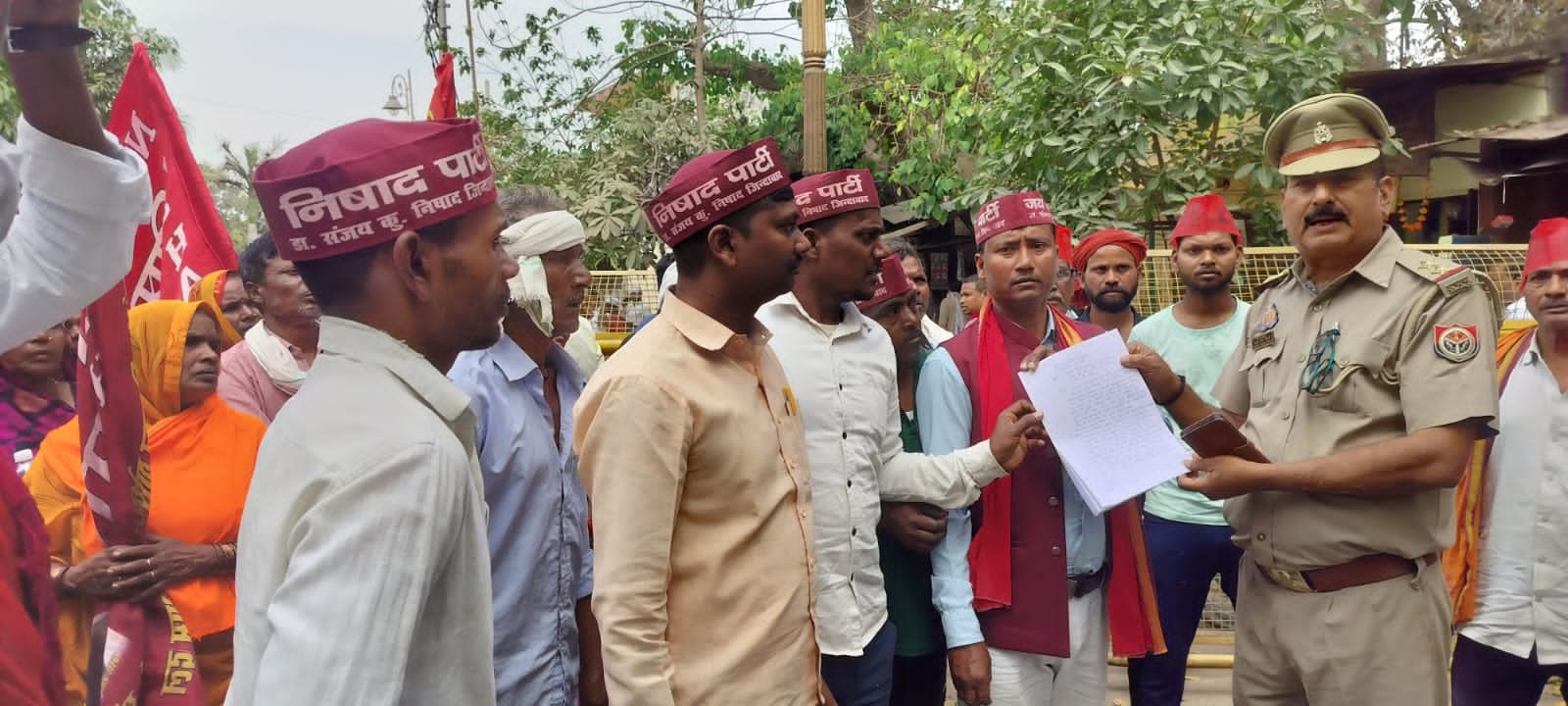 मछली विक्रेता पर दबंगों का हमला कार्रवाई न होने से बढ़ा मनोबल,चोलापुर पुलिस पर उठे सवाल