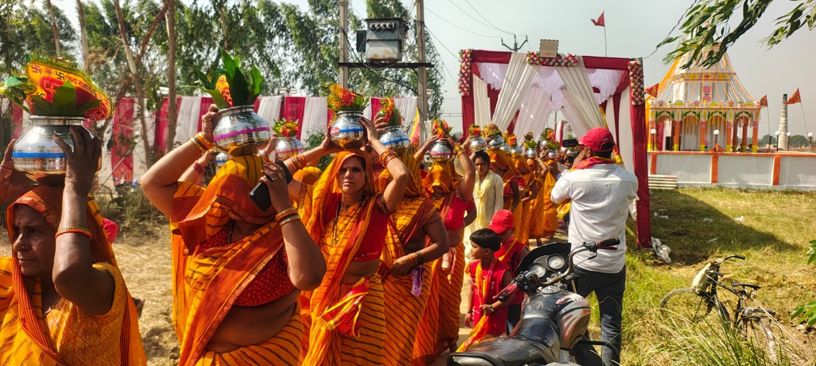 धीरपुर में भव्य कलश यात्रा के साथ ग्राम देवी मंदिर प्राण-प्रतिष्ठा का शुभारंभ, कल होगा मुख्य अनुष्ठान