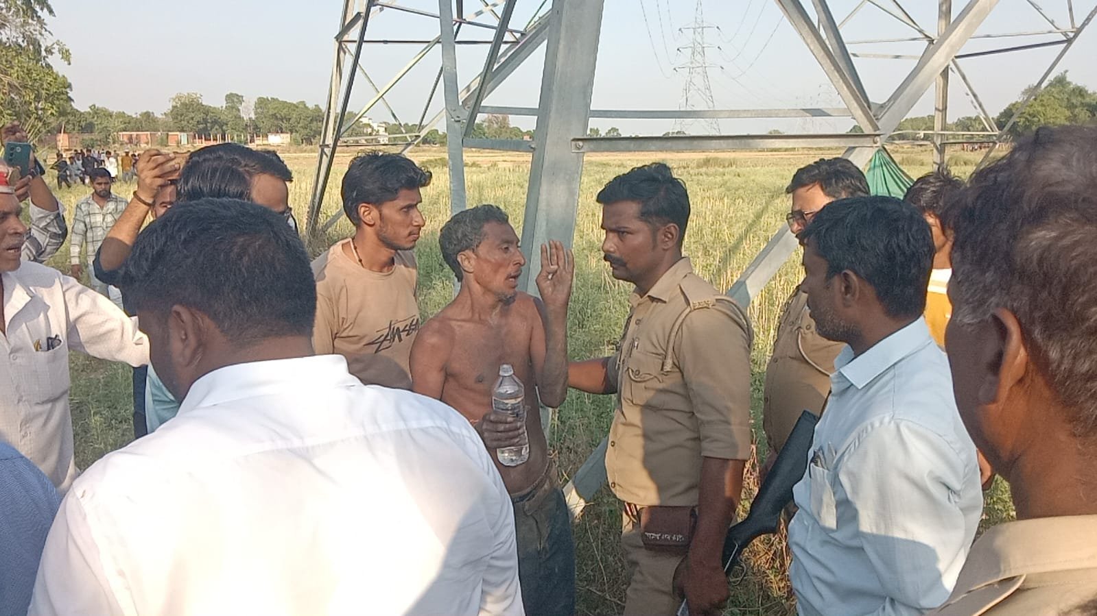 घंटों मशक्कत के बाद टावर से नीचे उतारा गया युवक