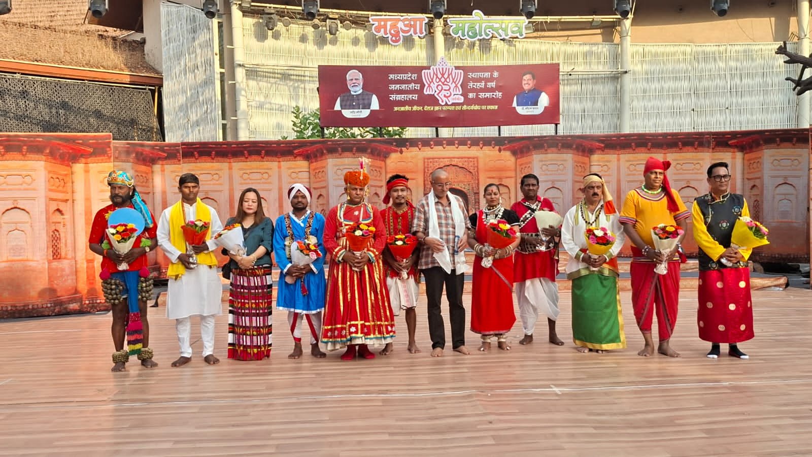 भोपाल के महुआ महोत्सव उत्तर प्रदेश के गोंड आदिवासी का शैला नृत्य का रंगारंग प्रस्तुति*