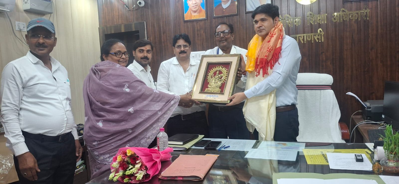 उत्तर प्रदेश चतुर्थ श्रेणी राज्य महासंघ के अध्यक्ष ने बीएसए से की शिष्टाचार भेंट, किया सम्मानित