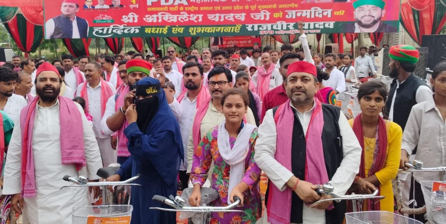 अखिलेश यादव के जन्मदिन की पूर्व संध्या पर 101 छात्राओं को मिली साइकिल