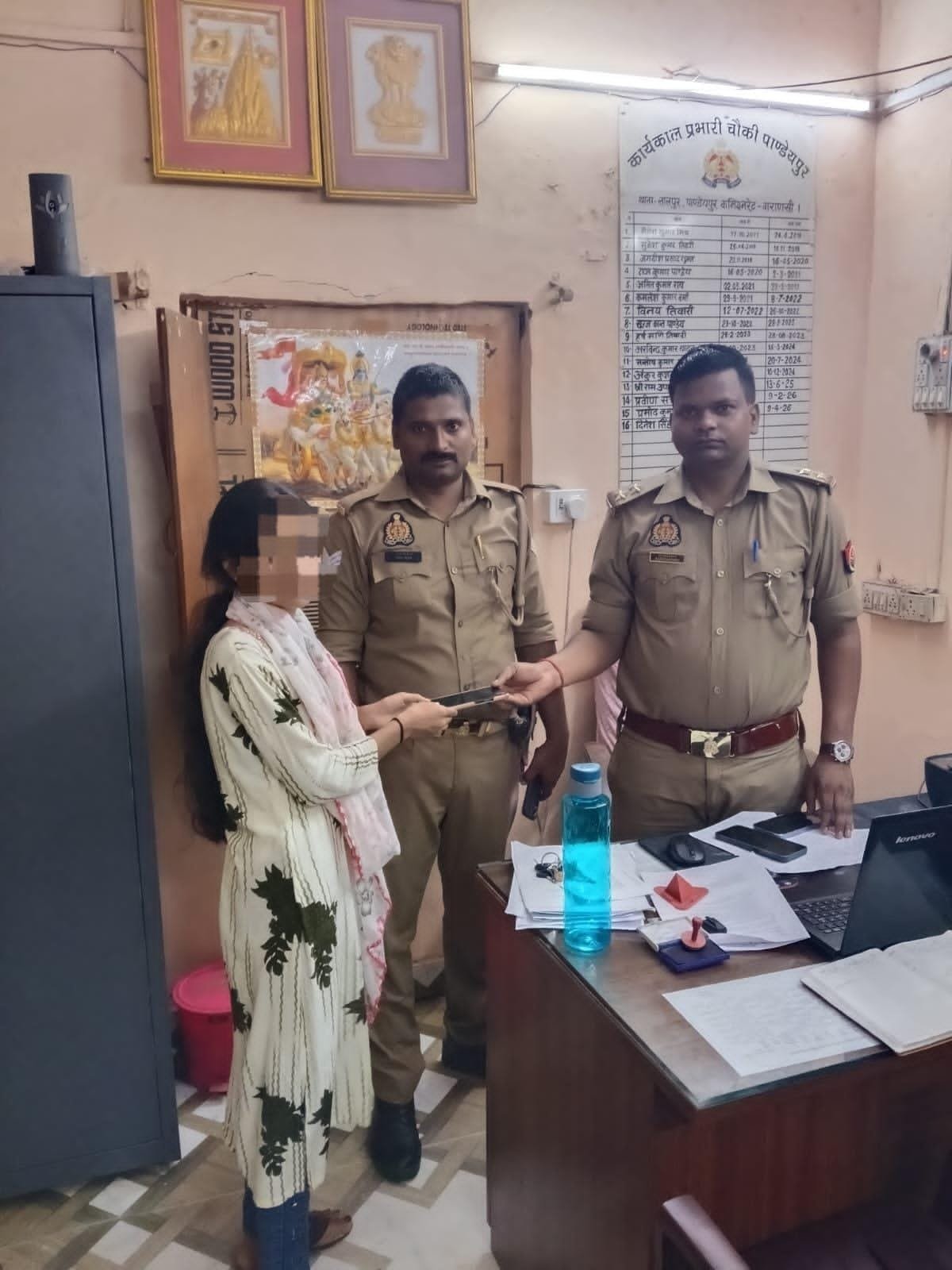 पांडेयपुर चौकी पुलिस की तत्परता,खोया मोबाइल बरामद कर पीड़िता को लौटाया