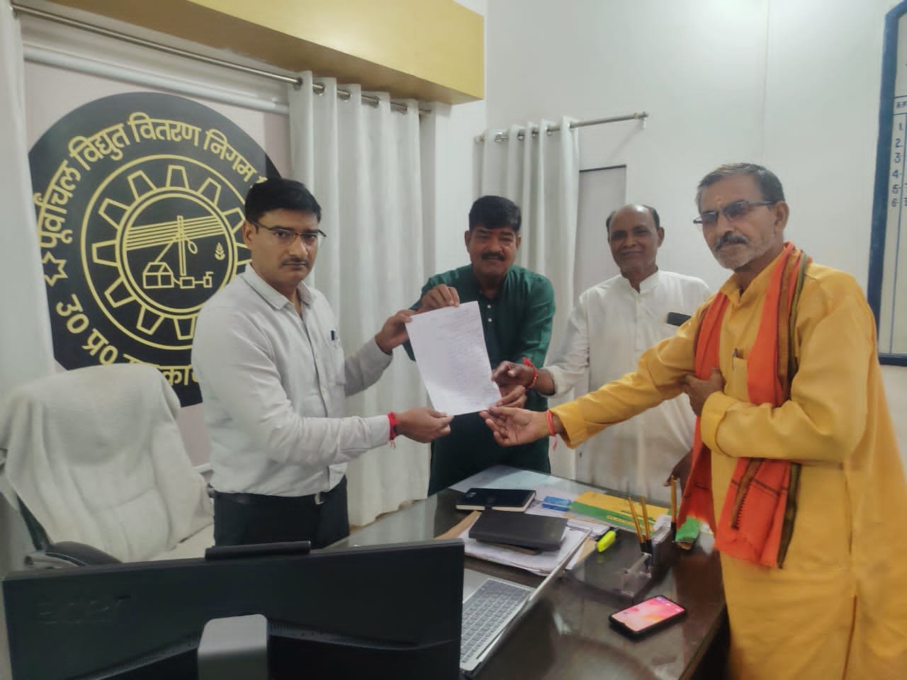 अधिशासी अभियन्ता हेमंत कुमार सिंह से मिले विट्ठल सिंह अपने क्षेत्र के बिजली की हो रही अनीयमित कटौती की समस्या पर बात हुई 