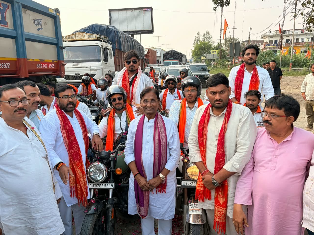 विधायक त्रिभुवन राम के नेतृत्व में ‘वडनगर से वाराणसी सेवा यात्रा’ के सेवा यात्रियों का हुआ भव्य स्वागत