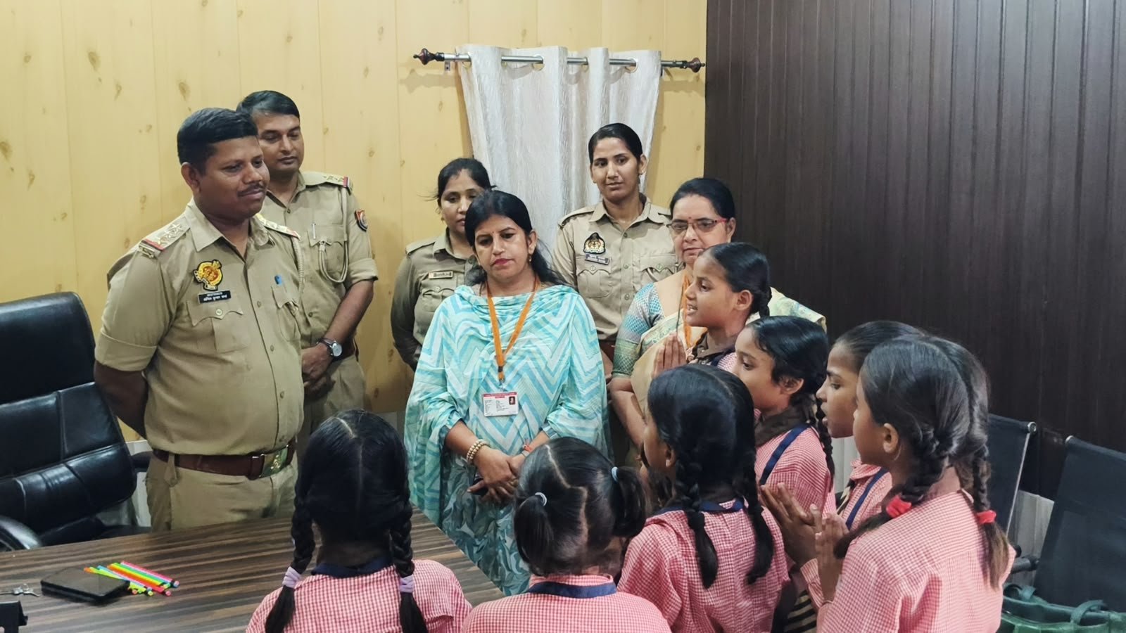 प्रभारी निरीक्षक अनिल कुमार शर्मा ने बच्चियों का किया स्वागत, पुलिस की कार्यप्रणाली से कराया अवगत